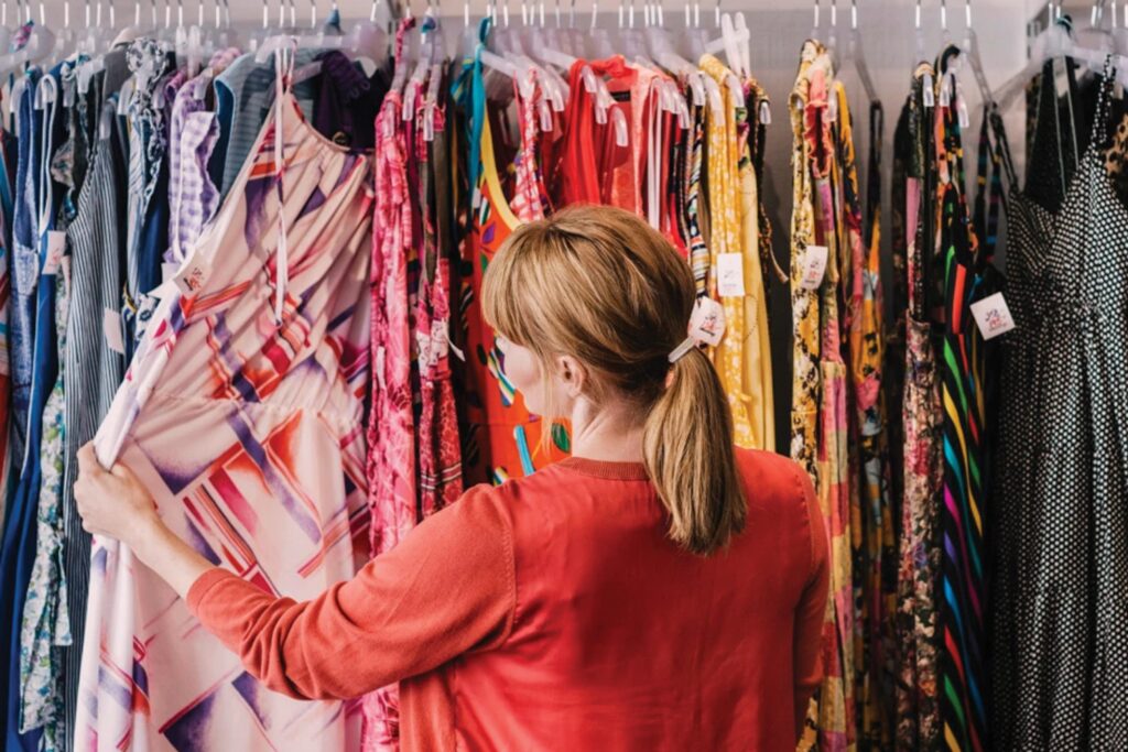 یک خانم در حال خریدن لباس (فست مد)