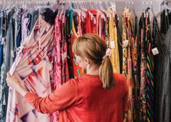 یک خانم در حال خریدن لباس (فست مد)